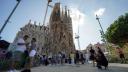 Turistas visitan la basílica de la Sagrada Familia en Barcelona, España.