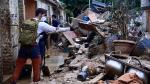 La gente limpia los escombros de las casas y las calles de Valencia, España, tras las devastadoras inundaciones.