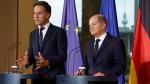 El secretario general de la OTAN, Mark Rutte y el canciller alemán Olaf Scholz se dirigen a una conferencia de prensa conjunta tras una reunión en la Cancillería en Berlín.