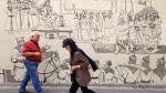 La gente pasa junto a un mural que representa una escena de la epopeya nacional iraní "Shahnameh", en Teherán.