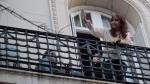 Cientos de simpatizantes de Cristina Kirchner se congregaron este jueves frente a los tribunales de Buenos Aires donde está la Corte Suprema, que ratificó su condena a seis años de prisión por corrupción.