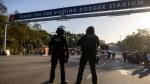 Agentes de policía montan guardia mientras cierran la puerta principal del Dodger Stadium ante presencia de manifestantes.