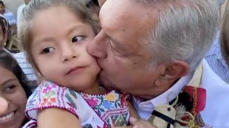 El presidente López Obrador, durante una gira por el sur de Guerrero, en marzo de 2020, durante la crisis por la difusión del coronavirus Covid-19. Imagen: Presidencia de México