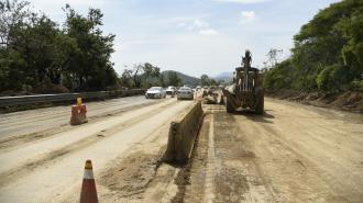 Más de 900 trabajadores, 60 vehículos y 200 equipos de maquinaria pesada, se están encargando de la infraestructura carretera. Foto EE: Cortesía SICT.