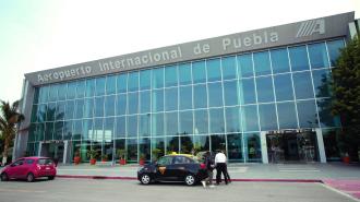 El Aeropuerto Internacional Hermanos Serd�n en Huejotzingo reanud� sus operaciones tras la cancelaci�n de vuelos esta ma�ana por ca�da de ceniza.