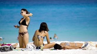 Turistas disfrutan de las cálidas aguas del caribe mexicano. Foto EE: Archivo.