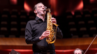 El saxofonista estadounidense Timothy McAllister acudió la mañana de este sábado a la sala Nezahualcóyotl para ensayar con la Orquesta de Minería horas antes de su debut en México. Foto EE: Cortesía Pili Pala