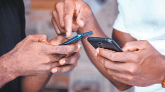 two young african people people using their mobile phones, transferring media
CELULARES
TELEFONO INTELIGNETE
SMARTPHONE
MANOS DE VARONES CON TELEFONIA MOVIL