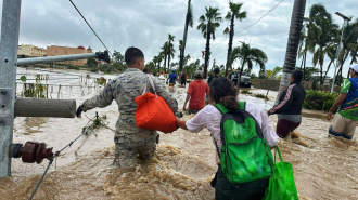 Elementos de la Marina y la Sedena ayudan a los damnificados por el huracán John