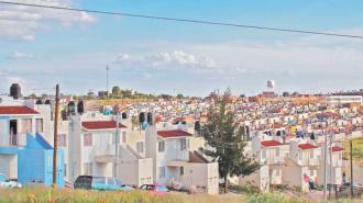 A unas semanas de haber iniciado su gobierno, la presidenta Claudia Sheinbaum Pardo presentó los detalles de la política que marcará el rumbo habitacional del país durante su sexenio, con un objetivo clave, que es el de brindar vivienda de bajo costo a las personas que más lo necesiten.

Para más información del tema, visita: https://www.eleconomista.com.mx/econohabitat/vivienda-costo-estara-dividida-politica-habitacional-claudia-sheinbaum-20241014-729991.html

¡Síguenos en nuestras redes sociales para mantenerte informado!

Twitter: https://twitter.com/eleconomista 
Facebook: https://www.facebook.com/ElEconomista.mx
Instagram: https://www.instagram.com/eleconomistamx
LinkedIn: https://www.linkedin.com/company/el-economista/

#ElEconomista #EETV