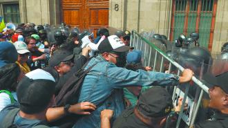 CIUDAD DE MÉXICO, 15OCTUBRE2024.- Trabajadores del Poder Judicial forcejean con los elementos de la policía que buscaban evitar el paso de los manifestantes. FOTO: DANIEL AUGUSTO/ CUARTOSCURO.COM