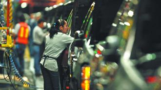 FILE PHOTO:    Factory employees are seen working in the plant of General Motors in the city of Silao, in the state of Guanajuato, Mexico in this November 25, 2008 file photo.   REUTERS/Henry Romero/Files