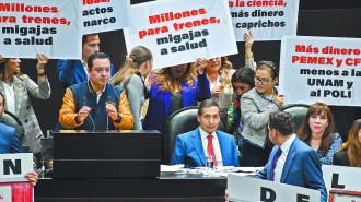 Los partidos de oposición increparon al secretario de Hacienda con letreros de “migajas”  en diferentes rubros del presupuesto propuesto para el 2025.