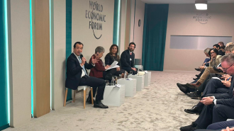 El subsecretario de Comercio Exterior, Luis Rosendo Gutiérrez, y la titular de la Secretaría de Medio Ambiente, Alicia Bárcena participan en el World Economic Forum.