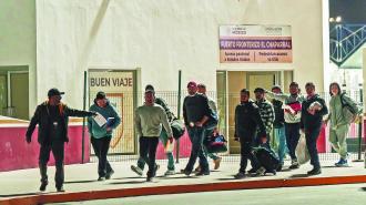 TIJUANA BAJA CALIFORNIA 21ENERO2025.- Decenas de migrantes fueron deportados esta noche por el puerto de entrada El Chaparral. A las 7 de la noche de este martes 21 de enero, alrededor de 100 migrantes fueron deportados de los Estados Unidos, por el cruce peatonal del Chaparral de la frontera de Tijuana. Un grupo de migrantes al salir manifestaron que fueron sorprendidos por autoridades de migración cuando realizaban sus labores en los campos de Denver, Colorado. Uno de los repatriados señaló que el presidente Donald Trump, le está haciendo mucho daño a personas que trabajan dentro del país norte americano. “Que realmente le está haciendo mucho daño a personas trabajadoras como a nosotros”, señaló un de los migrantes antes de subir a una unidad del Instituto de Migración de México. Los repatriados salieron en grupos de 15 a 20 personas y fueron subiendo a vagonetas blancas del Instituto de Migración. Se desconoce a qué punto de la ciudad los llevaron. FOTO: OMAR MARTÍNEZ/CUARTOSCURO.COM