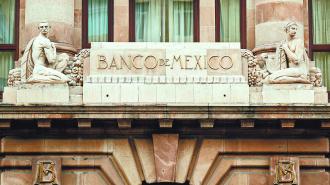 El Banco de México es autónomo y se dedica a controlar la inflación.