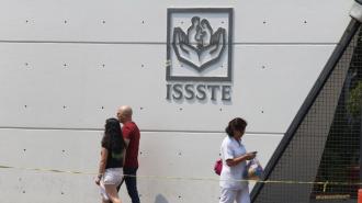 Luego de que la presidenta Claudia Sheinbaum retiró su iniciativa de reforma a la Ley del ISSSTE, los maestros de la CNTE aún así cumplieron este jueves su amenaza de realizar movilizaciones a nivel nacional.

Para más información del tema, visita: https://www.eleconomista.com.mx/economia/reforma-issste-2007-maestros-cnte-exigen-abrogar-20250320-751336.html

¡Síguenos en nuestras redes sociales para mantenerte informado!

Twitter: https://twitter.com/eleconomista 
Facebook: https://www.facebook.com/ElEconomista.mx
Instagram: https://www.instagram.com/eleconomistamx
LinkedIn: https://www.linkedin.com/company/el-economista/

#ElEconomista #EETV