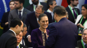 La presidenta de México, Claudia Sheinbaum, saluda al presidente de China, Xi Jinping durante la Cumbre del G20 en Brasil.