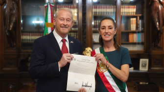 La presidenta de México, Claudia Sheinbaum recibió al embajador de Estados Unidos en México Ronald Johnson en el despacho presidencial.