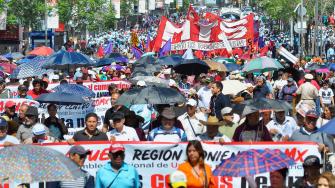 Contingentes de diversos sindicatos marcharon desde el Ángel de la Independencia en Paseo de la Reforma hacia al Zócalo capitalino, con motivo de la edición número 133 de la marcha por la dignidad del trabajo.