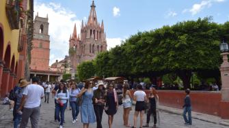 En San Miguel de Allende, una de las joyas turísticas de México, los agentes policiacos perciben salarios bajos y cuentan menos protecciones para su integridad. En la imagen, San Miguel a comienzos de agosto. Foto: Notimex.