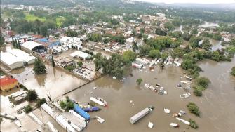 TULA, HIDALGO, 07SEPTIEMBRE2021.- Varias colonias permanecen inundadas tras las inundaciones provocadas por el desbordamiento del RÌo Tula provocado por las intensas lluvias que se vivieron el dÌa de ayer, como saldo de este desastre hubo 17 pacientes muertos en un hospital del IMSS, al momento hay muchas personas que permanecen en sus casas sin poder salir debido al alto nivel del agua.FOTO: JUAN DONOJ⁄/CUARTOSCURO.COM