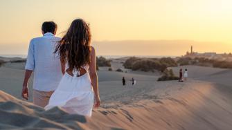 Una pareja en la playa de Maspalomas (Gran Canaria). Foto: Shutterstock