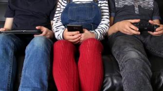 Los niños tienen a su disposición una cantidad cada vez mayor de pantallas, gracias al auge de teléfonos inteligentes, tabletas y videoconsolas. Foto: Shutterstock