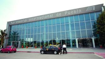 El Aeropuerto Internacional Hermanos Serd�n en Huejotzingo reanud� sus operaciones tras la cancelaci�n de vuelos esta ma�ana por ca�da de ceniza.