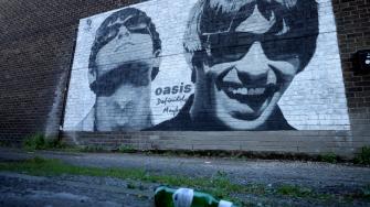 Mural dedicado a los hermanos Liam y Noel Gallagher de Oasis en Manchester. Foto: Reuters