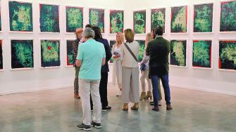 Las galerías y las ferias presenciales persisten como las vías de mayor confianza sobre los potenciales compradores de arte, aunque la compraventa en línea gana terreno. Foto EE: Hugo Salazar