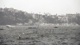 Tras azotar la costa meridional de México, la tormenta tropical John volvió a adentrarse en el Océano Pacífico y se prevé que el miércoles por la noche vuelva a azotar al territorio continental mexicano nuevamente fortalecida, según el Centro Nacional de Huracanes de Estados Unidos (NHC, por sus siglas en inglés).

Para más información del tema, visita: https://www.eleconomista.com.mx/politica/tormenta-tropical-john-retoma-avance-costas-guerrero-20240925-727408.html 

¡Síguenos en nuestras redes sociales para mantenerte informado!

Twitter: https://twitter.com/eleconomista 
Facebook: https://www.facebook.com/ElEconomista.mx
Instagram: https://www.instagram.com/eleconomistamx
LinkedIn: https://www.linkedin.com/company/el-economista/

#ElEconomista #EETV