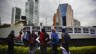 Los familiares de 43 estudiantes mexicanos de la escuela rural de Ayotzinapa, desaparecidos y presuntamente masacrados en 2014, saldrán a la calle este jueves para exigir "la verdad" en el décimo aniversario de una tragedia que conmocionó a la nación.