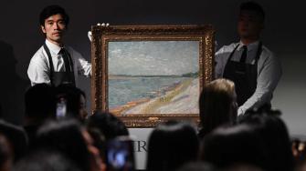 La pintura de Vincent Van Gogh "Les canots amarrés" ("Barcos amarrados") se vendió por 32,2 millones de dólares en una subasta celebrada este jueves en Hong Kong, pero no logró romper el récord de la obra occidental más cara jamás vendida en Asia.

¡Síguenos en nuestras redes sociales para mantenerte informado!

Twitter: https://twitter.com/eleconomista 
Facebook: https://www.facebook.com/ElEconomista.mx
Instagram: https://www.instagram.com/eleconomistamx
LinkedIn: https://www.linkedin.com/company/el-economista/

#ElEconomista #EETV