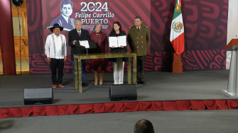 El presidente de México, Andrés Manuel López Obrador, durante su última conferencia mañanera, firmó dos de las reformas constitucionales de su paquete que envió el pasado febrero: la relacionada con los pueblos indígenas y comunidades indígenas y afromexicanas, y la que adiciona a la Guardia Nacional dentro de la Secretaría de la Defensa Nacional.

Para más información del tema, visita: https://www.eleconomista.com.mx/politica/amlo-despide-firmando-reformas-pueblos-indigenas-y-guardia-nacional-ultima-mananera-20240930-727985.html
Twitter: https://twitter.com/eleconomista 
Sitio web: https://www.eleconomista.com.mx/ 
Facebook: https://www.facebook.com/ElEconomista.mx 

#ElEconomista #CapitalHumano #EETV