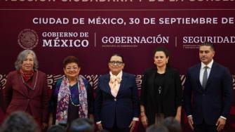 Esta noche se realizó en la sede de la Secretaría de Gobernación el cambio de mandos que incluyó a la nueva titular de la Consejería Jurídica del Ejecutivo federal, Ernestina Godoy; desde el primer minuto de este 1 de octubre Claudia Sheinbaum Pardo es presidenta constitucional de los Estados Unidos Mexicanos.

Para más información del tema, visita: https://www.eleconomista.com.mx/politica/rosa-icela-y-garcia-harfuch-asumen-cargos-secretarios-gobernacion-y-seguridad-publica-20241001-728147.html
Twitter: https://twitter.com/eleconomista 
Sitio web: https://www.eleconomista.com.mx/ 
Facebook: https://www.facebook.com/ElEconomista.mx 

#ElEconomista #CapitalHumano #EETV