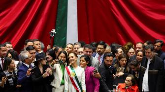 La nueva presidenta de México, Claudia Sheinbaum, posa para una selfie durante su ceremonia de Toma de Posesión en el Congreso de Unión