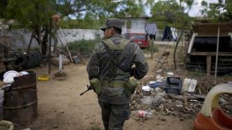 Seis migrantes de distintas nacionalidades fallecieron en la noche del martes y madrugada del miércoles, luego de que huyeran de un operativo del Ejército mexicano para combatir el narcotráfico en Chiapas.

Para más información del tema, visita: https://www.eleconomista.com.mx/politica/militares-asesinan-6-migrantes-operativo-chiapas-confirma-sedena-20241002-728393.html

¡Síguenos en nuestras redes sociales para mantenerte informado!

Twitter: https://twitter.com/eleconomista 
Facebook: https://www.facebook.com/ElEconomista.mx
Instagram: https://www.instagram.com/eleconomistamx
LinkedIn: https://www.linkedin.com/company/el-economista/

#ElEconomista #EETV