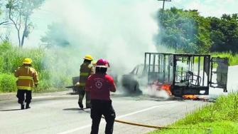 Luego de que a lo largo del pasado jueves se registran diversos hechos violentos en Villahermosa, Tabasco, el gobierno del estado informó que dos agentes de la policía y un civil resultaron heridos, aunando a que tienen el reporte de, al menos, 20 incidentes como la quema de vehículos, incendios a comercio y ataques armados en contra de algunos vehículos.  

Para más información del tema, visita: https://www.eleconomista.com.mx/politica/queman-vehiculos-comercios-y-atacan-policia-tabasco-20241011-729637.html 

¡Síguenos en nuestras redes sociales para mantenerte informado!

Twitter: https://twitter.com/eleconomista 
Facebook: https://www.facebook.com/ElEconomista.mx
Instagram: https://www.instagram.com/eleconomistamx
LinkedIn: https://www.linkedin.com/company/el-economista/

#ElEconomista #EETV