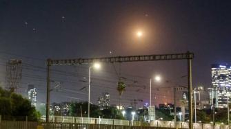 Las sirenas antiaéreas se activaron este viernes por la noche en varias ciudades al norte de Tel Aviv, según el ejército israelí, que vinculó esas alertas a la "incursión de una aeronave enemiga".

Para más información del tema, visita: https://www.eleconomista.com.mx/internacionales/sirenas-antiaereas-tel-aviv-activan-incursion-aerea-enemiga-20241011-729708.html

¡Síguenos en nuestras redes sociales para mantenerte informado!

Twitter: https://twitter.com/eleconomista 
Facebook: https://www.facebook.com/ElEconomista.mx
Instagram: https://www.instagram.com/eleconomistamx
LinkedIn: https://www.linkedin.com/company/el-economista/

#ElEconomista #EETV