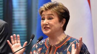 La directora gerente del Fondo Monetario Internacional, Kristalina Georgieva, detalló que "el número previsto de países sujetos a recargos en el año fiscal 2026 se reducirá de 20 a 13".

Para más información del tema, visita: https://www.eleconomista.com.mx/economia/fmi-aprueba-reducir-costos-endeudamiento-miembros-20241011-729729.html

¡Síguenos en nuestras redes sociales para mantenerte informado!

Twitter: https://twitter.com/eleconomista 
Facebook: https://www.facebook.com/ElEconomista.mx
Instagram: https://www.instagram.com/eleconomistamx
LinkedIn: https://www.linkedin.com/company/el-economista/

#ElEconomista #EETV