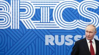 Los Brics deben sus iniciales a sus cinco primeros miembros (Brasil, Rusia, India, China y Sudáfrica).

Para más información del tema, visita: https://www.eleconomista.com.mx/internacionales/rusia-anuncia-reunion-putin-guterres-jueves-cumbre-brics-20241021-730912.html

¡Síguenos en nuestras redes sociales para mantenerte informado!

Twitter: https://twitter.com/eleconomista 
Facebook: https://www.facebook.com/ElEconomista.mx
Instagram: https://www.instagram.com/eleconomistamx
LinkedIn: https://www.linkedin.com/company/el-economista/

#ElEconomista #EETV