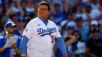 El exbeisbolista mexicano murió a los 63 años después de semanas internado por problemas hepáticos. En unos días se disputará la final Dodgers contra Yankees, que abrió su camino al estrellato.

Para más información del tema, visita: https://www.eleconomista.com.mx/deportes/fernando-valenzuela-icono-beisbol-murio-63-anos-20241022-731131.html

¡Síguenos en nuestras redes sociales para mantenerte informado!

Twitter: https://twitter.com/eleconomista 
Facebook: https://www.facebook.com/ElEconomista.mx
Instagram: https://www.instagram.com/eleconomistamx
LinkedIn: https://www.linkedin.com/company/el-economista/

#ElEconomista #EETV