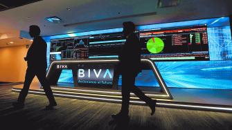 Employees walk inside the offices of the Bolsa Institucional de Valores (BIVA), Mexico's second stock exchange, during the launch of operations to compete with the Mexican Stock Exchange, in Mexico City, Mexico July 25, 2018. REUTERS/Luisa Gonzalez