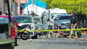 Dos automóviles con bombas estallaron en los municipios de Acámbaro y Jerécuaro, en Guanajuato, durante las primeras horas de ayer, 24 de octubre, dejando un saldo de tres policías lesionados y daños materiales.

Para más información del tema, visita: https://www.eleconomista.com.mx/politica/autos-bomba-guanajuato-encienden-alertas-20241025-731496.html

¡Síguenos en nuestras redes sociales para mantenerte informado!

Twitter: https://twitter.com/eleconomista 
Facebook: https://www.facebook.com/ElEconomista.mx
Instagram: https://www.instagram.com/eleconomistamx
LinkedIn: https://www.linkedin.com/company/el-economista/

#ElEconomista #EETV