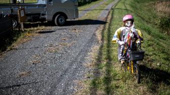 Kuranosuke Kato maneja despreocupado su triciclo por las calles de Ichinono. Es el primer niño nacido en dos décadas en este pueblo japonés, repleto de marionetas de tamaño real para intentar compensar la sensación de vacío.

¡Síguenos en nuestras redes sociales para mantenerte informado!

Twitter: https://twitter.com/eleconomista 
Facebook: https://www.facebook.com/ElEconomista.mx
Instagram: https://www.instagram.com/eleconomistamx
LinkedIn: https://www.linkedin.com/company/el-economista/

#ElEconomista #EETV