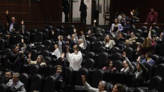 La Comisión de Puntos Constitucionales de la Cámara de Diputados aprobó anoche con el voto de Morena, PT y PVEM —la oposición del PAN, PRI y MC sufragó en contra— el decreto a la minuta que reforma la Constitución en materia de inimpugnabilidad de las reformas a la Carta Magna.