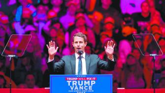 El humorista Tony Hinchcliffe participó en un acto de campaña de Donald Trump en el Madison Square Graden, en Nueva York el 27 de octubre.