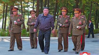 El presidente de Corea del Norte inspecciona una sede militar de su país el pasado día 17.