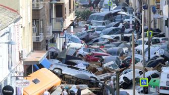 Las peores inundaciones en más en más de medio siglo en España dejaron al menos 158 muertos, según un balance divulgado este jueves por las autoridades, que siguen buscando víctimas en poblaciones arrasadas por el agua y el lodo.

Para más información del tema, visita: https://www.eleconomista.com.mx/internacionales/150-muertos-inundaciones-siglo-espana-20241031-732335.html

¡Síguenos en nuestras redes sociales para mantenerte informado!

Twitter: https://twitter.com/eleconomista 
Facebook: https://www.facebook.com/ElEconomista.mx
Instagram: https://www.instagram.com/eleconomistamx
LinkedIn: https://www.linkedin.com/company/el-economista/

#ElEconomista #EETV